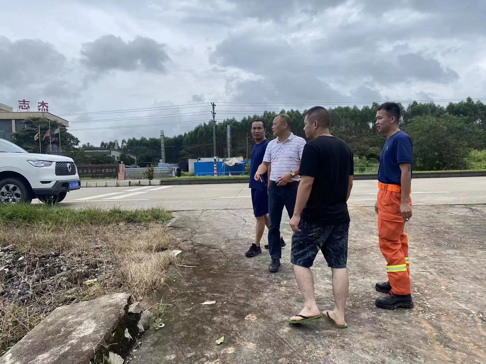 10龍勝鎮(zhèn)專職消防隊也聞“汛”而動，深入防汛一線，為受災群眾提供幫助.jpg